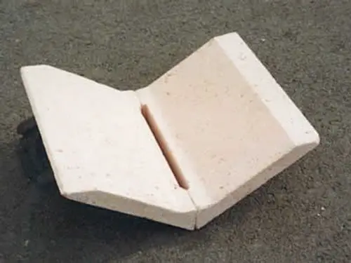 Steinblock in auffälliger Form, vermutlich von Remeha. Zeigt eine gespaltene Struktur und ist auf einem neutralen Untergrund platziert.